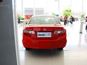 东风本田  1.8L 手动 车辆正后方尾部视角