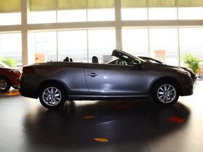 雷诺  2.0 CVT 车辆正右侧