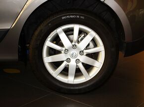 雷诺  2.0L CVT 后轮整体照片