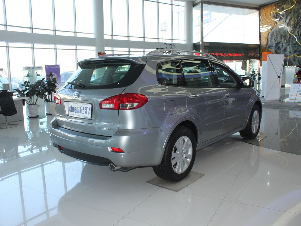 斯巴鲁 3.6L 自动 车辆右侧尾部视角