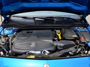 奔驰(进口)  A200 1.6T DCT 发动机局部特写