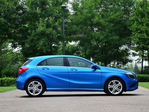 奔驰(进口)  A200 1.6T DCT 车辆正右侧