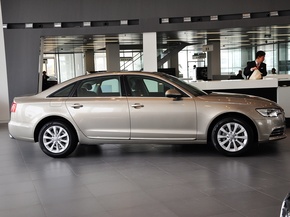 一汽奥迪  30 FSI CVT 车辆正右侧