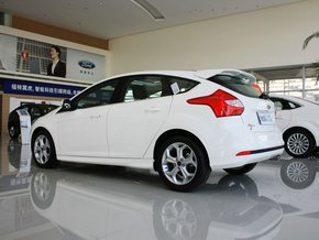 長安福特  兩廂 2.0L DCT 車輛左后45度視角