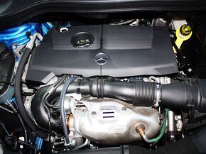 奔驰(进口)  B200 1.6T 发动机主体特写