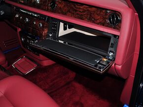 劳斯莱斯  6.7L 自动 手套箱整体特写