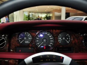 劳斯莱斯  6.7L 自动 方向盘后方仪表盘