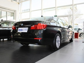 华晨宝马  525Li 2.0T 车辆右侧尾部视角