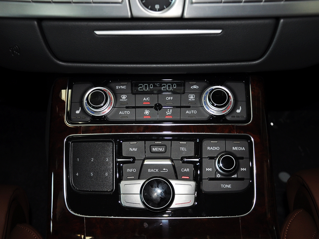 奥迪(进口)  2.0T 中控台下方特写