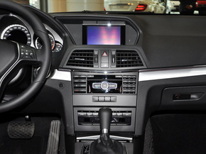 奔驰(进口)  E200 1.8T 中控仪表台总特写