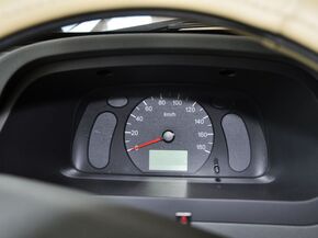 上汽通用五菱  1.0L 手动 方向盘后方仪表盘