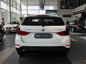 华晨宝马  sDrive20i 2.0T 车辆正后方尾部视角