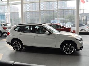 华晨宝马  sDrive20i 2.0T 车辆正右侧