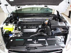 东风标致  2.3L 自动 发动机局部特写