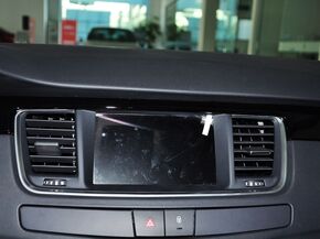 东风标致  2.3L 自动 中控仪表台上方