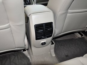 長安福特  2.0T 自動 前排座椅中央后方整體