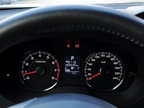 斯巴鲁  2.0T CVT 方向盘后方仪表盘