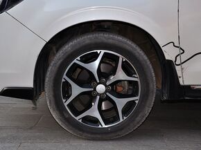 斯巴鲁  2.0T CVT 前轮整体照片