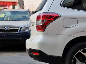 斯巴鲁  2.0T CVT 车辆右后大灯正侧视角