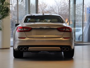 玛莎拉蒂  3.0T 车辆正后方尾部视角