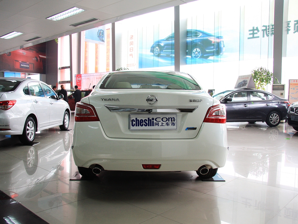 东风日产  2.0L 车辆正后方尾部视角