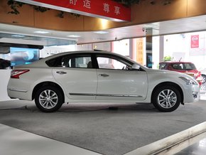 东风日产 2.5L 车辆正右侧