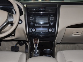 东风日产 2.5L 中控仪表台总特写