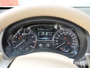 东风日产  2.5L 方向盘后方仪表盘