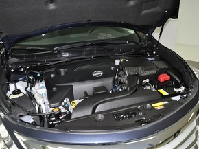 东风日产  2.5L 发动机主体特写