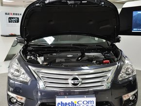 东风日产 2.5L 发动机局部特写