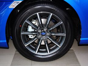 斯巴鲁  2.0L 自动 前轮整体照片