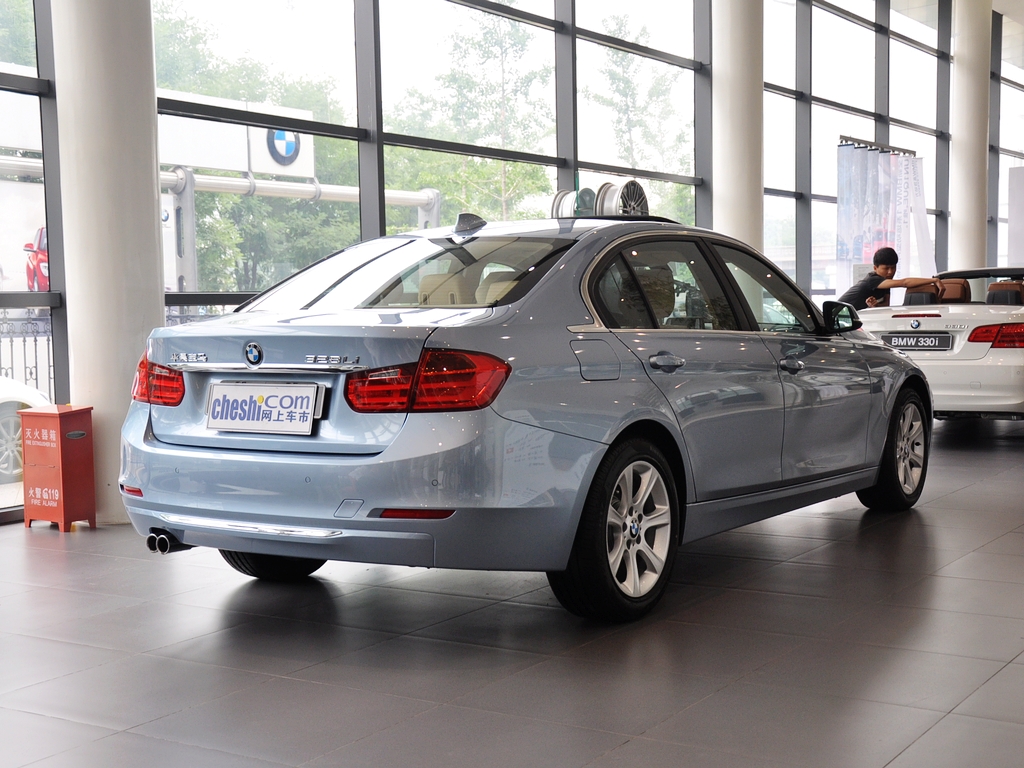 华晨宝马 328Li 2.0T 车辆右侧尾部视角