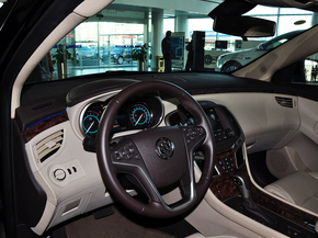 别克  2.4L eAssist 中控台左侧