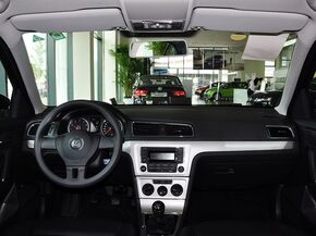 上海大众  改款 1.6L 手动 中控台整体