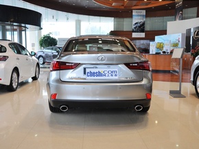 雷克萨斯  2.5L 自动 车辆正后方尾部视角