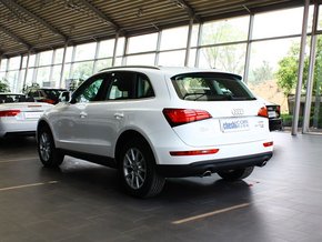 一汽奥迪  40 TFSI quattro 车辆左后45度视角