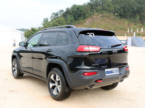 Jeep 3.2L 自动 车辆左后45度视角