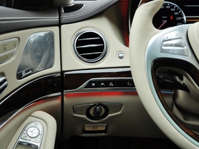 奔驰(进口)  S500L 4.7T 自动 方向盘左后仪表台