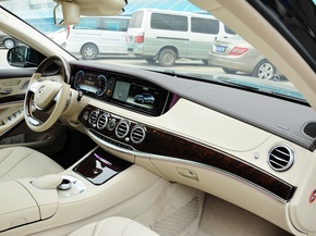 奔驰(进口)  S500L 4.7T 自动 中控台右侧