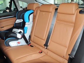 宝马(进口)  3.0T 第二排座椅45度视角