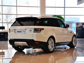 路虎  3.0T 自动 车辆右侧尾部视角