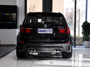 宝马M  4.4T 自动 车辆正后方尾部视角