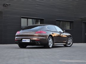 保时捷  3.0T DCT 车辆右侧尾部视角