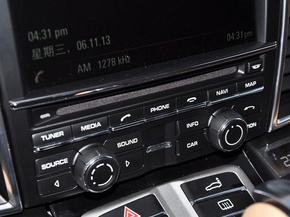 保时捷  3.0T DCT 中控台下方特写