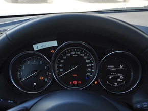 长安马自达 2.0L 自动 方向盘后方仪表盘