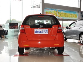 广汽本田  1.3L 自动 车辆正后方尾部视角