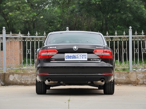 斯柯达  2.0T DSG 车辆正后方尾部视角