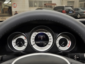 北京奔驰  E260L 1.8T 自动 方向盘后方仪表盘