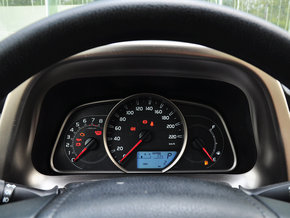 一汽丰田  2.0L CVT 方向盘后方仪表盘