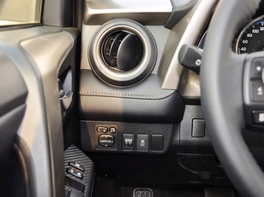 一汽丰田  2.0L CVT 方向盘左后仪表台